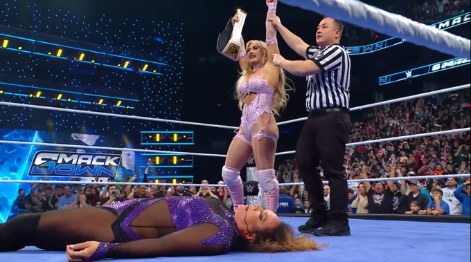 Tiffany Stratton se convierte en Campeona Femenina de WWE en SmackDown.